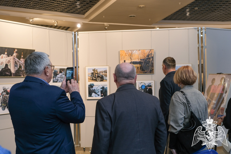 В Смоленске открылась фотовыставка Росгвардии «Войска правопорядка. События и лица»