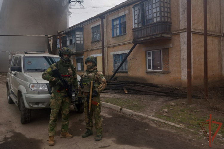 Военнослужащие Росгвардии спасли на пожаре жителей Запорожской области