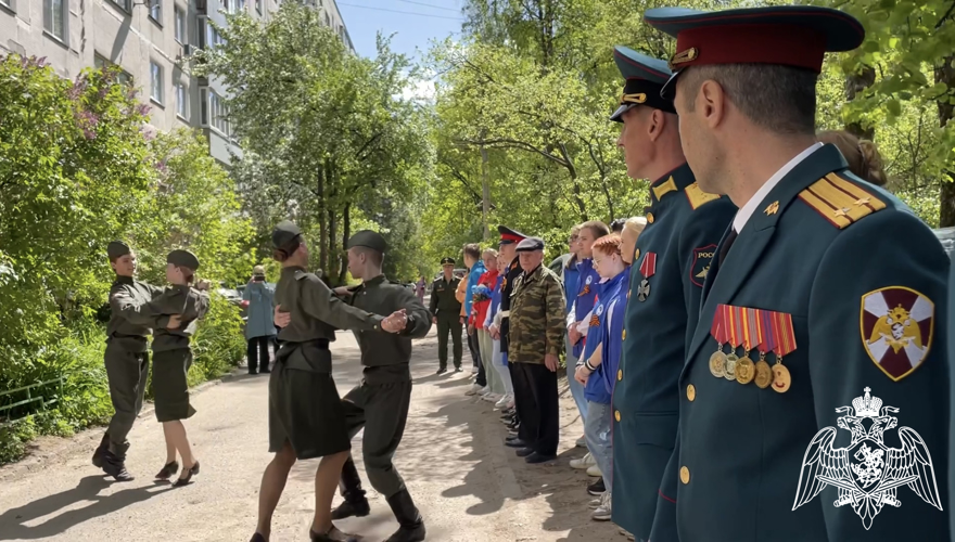 Росгвардейцы присоединились к акции «Парад у дома ветерана»