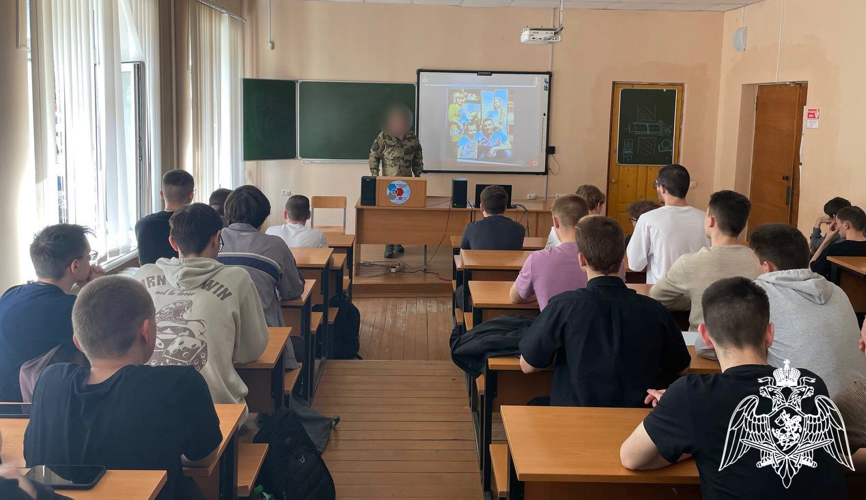 Росгвардейцы провели уроки мужества в Смоленской области