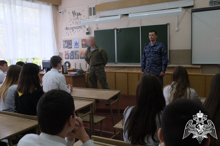 Росгвардейцы провели урок мужества для смоленских школьников