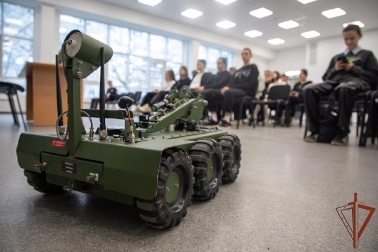 Росгвардейцы научили мариупольских школьников управлять роботом 