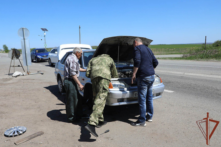 Росгвардейцы - участники СВО помогли пожилому жителю ЛНР в трудной ситуации на дороге 