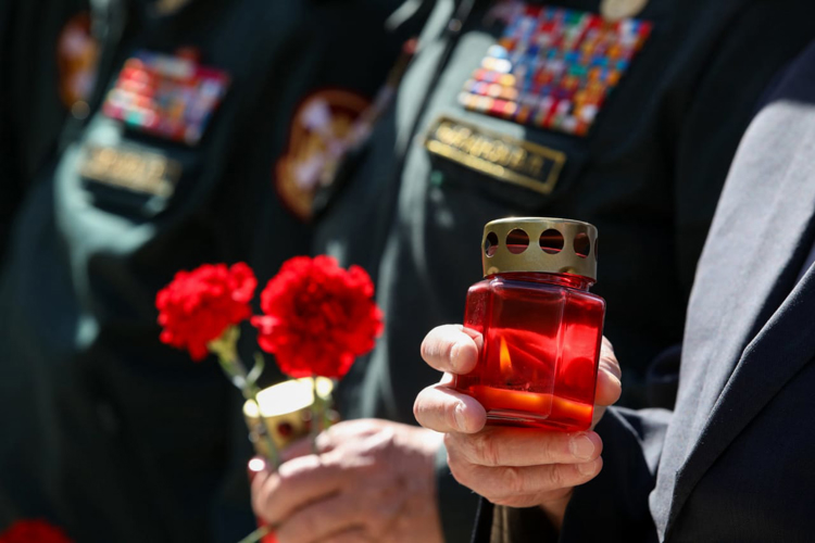 В День памяти и скорби военнослужащие и сотрудники центрального аппарата Росгвардии возложили цветы к памятнику воинам войск правопорядка
