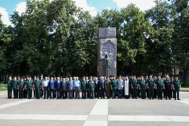 В День памяти и скорби военнослужащие и сотрудники центрального аппарата Росгвардии возложили цветы к памятнику воинам войск правопорядка