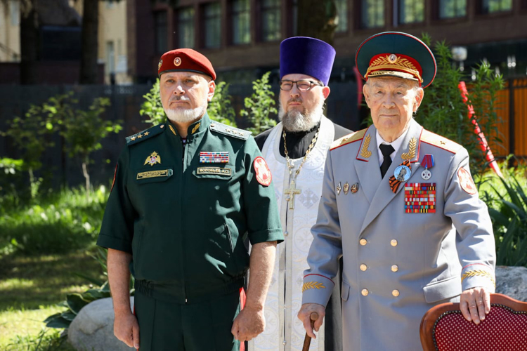 В День памяти и скорби военнослужащие и сотрудники центрального аппарата Росгвардии возложили цветы к памятнику воинам войск правопорядка