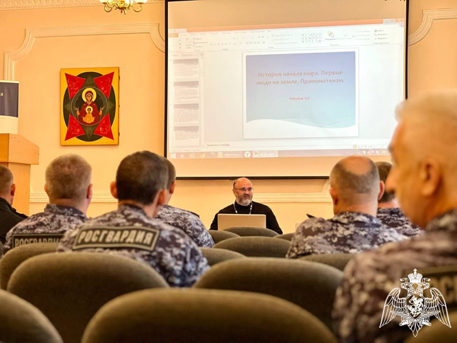 Росгвардейцы встретились с преподавателем духовной семинарии