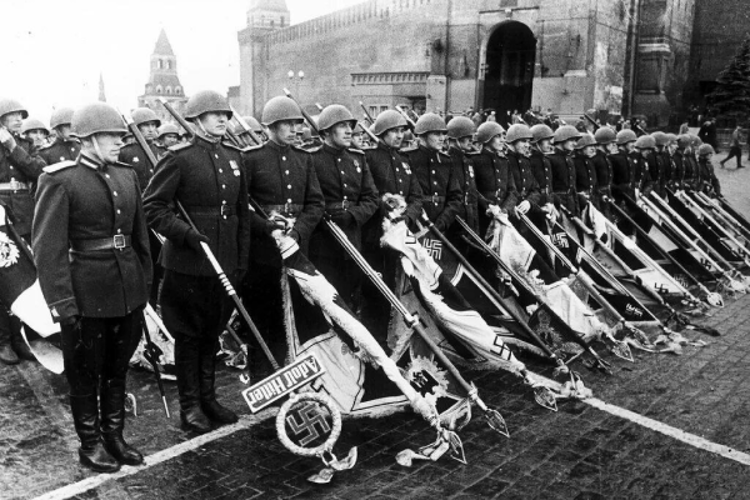 На параде Победы 24 июня 1945 года военнослужащие войск НКВД СССР бросили знамёна поверженной Германии к подножию Мавзолея на Красной площади 