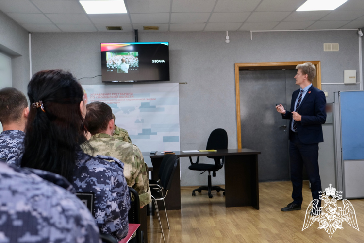 Лектор общества «знание» научил смоленских росгвардейцев распознавать новостные фейки