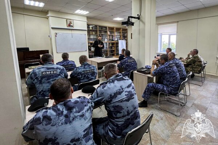 В Смоленске росгвардейцы встретились с преподавателем семинарии 
