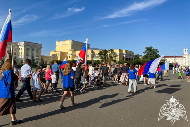 Росгвардейцы присоединились к акции в День семьи, любви и верности в Смоленске