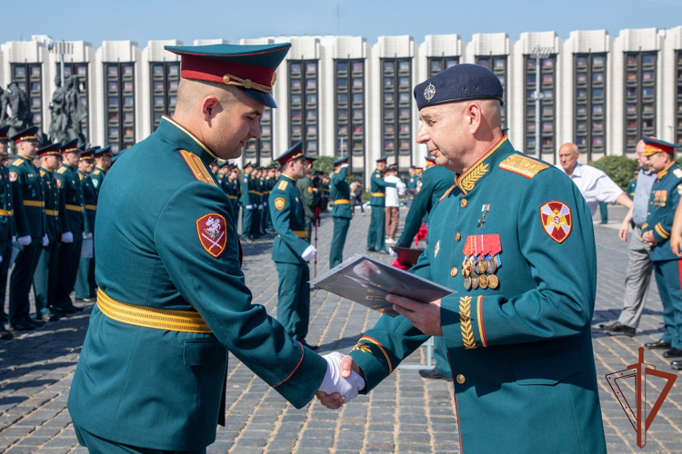 Генерал-полковник Алексей Воробьёв поздравил выпускников Санкт-Петербургского  военного института Росгвардии 