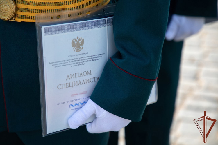 Генерал-полковник Алексей Воробьёв поздравил выпускников Санкт-Петербургского  военного института Росгвардии 