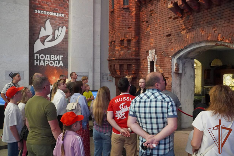 Росгвардейцы-участники СВО с семьями посетили экспозицию «Подвиг народа» в музее Победы