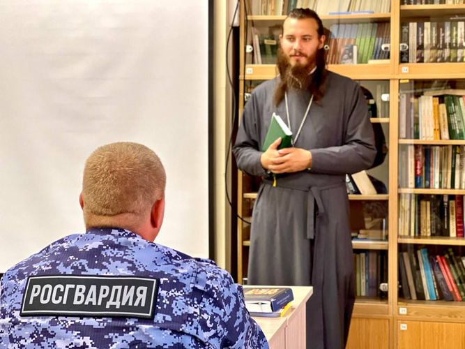 В Смоленской области росгвардейцы посетили духовную семинарию