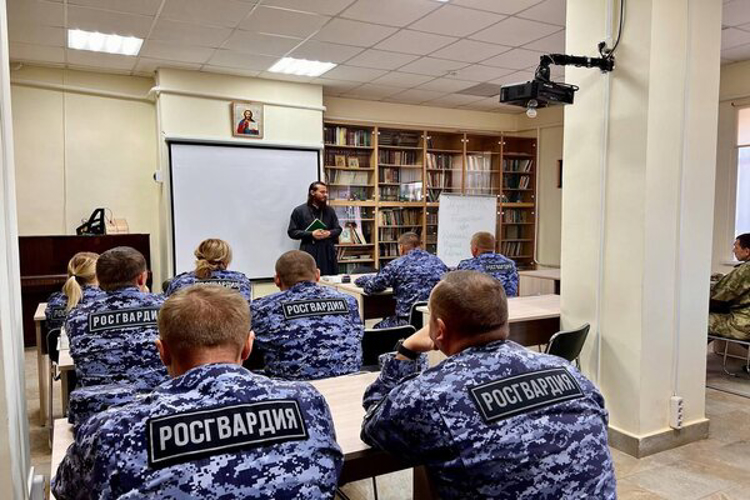 В Смоленской области росгвардейцы посетили духовную семинарию