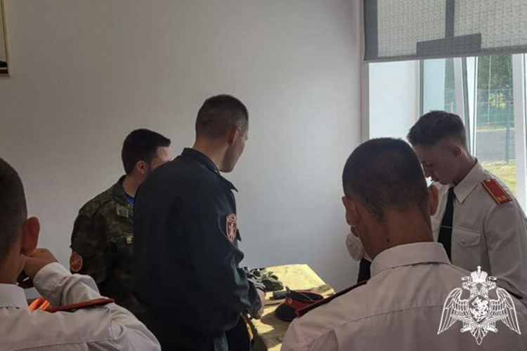 В День знаний росгвардейцы провели урок мужества
