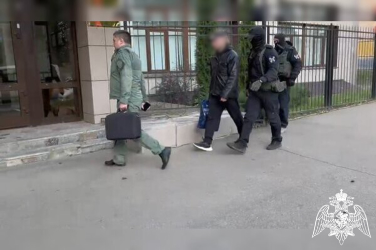 При силовой поддержке спецназа Росгвардии в Смоленске задержаны подозреваемые в убийстве 20-летней давности