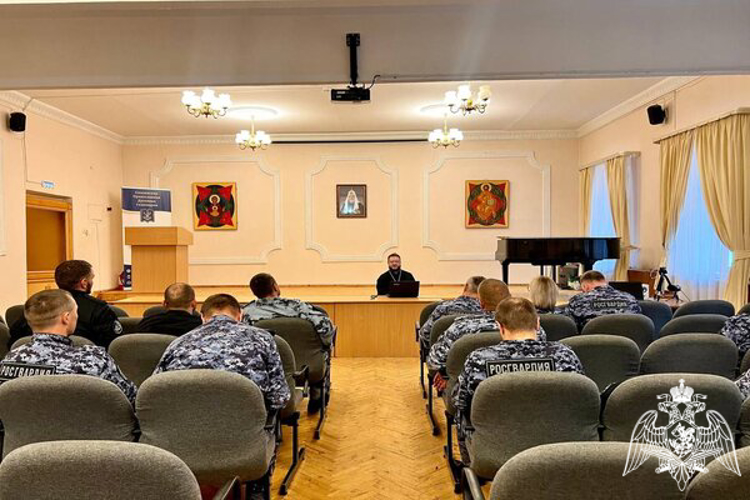 Смоленские росгвардейцы встретились с преподавателем семинарии
