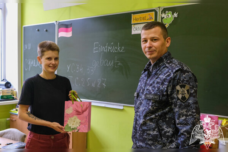 Смоленские росгвардейцы поздравили учителей с профессиональным праздником