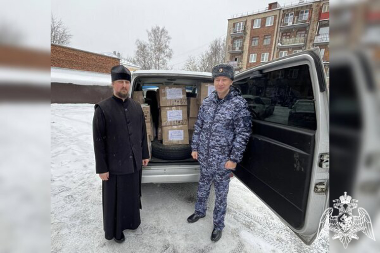 Смоленская епархия передала росгвардейцам партию окопных свечей
