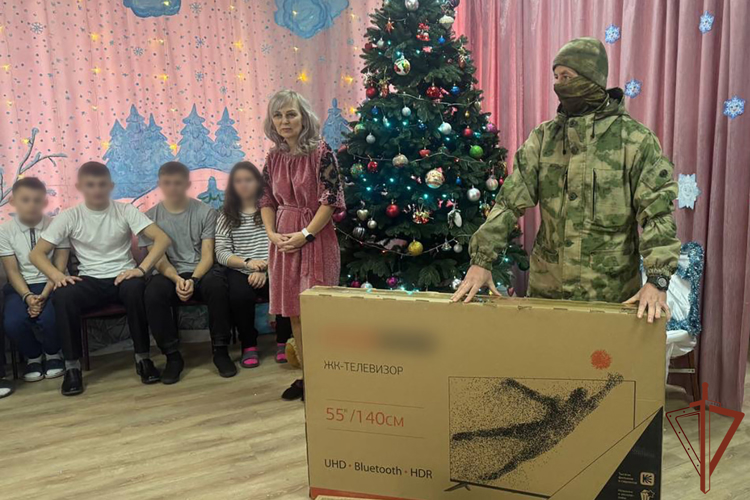 Представители Росгвардии поздравили детей из Херсонской и Запорожской областей с Новым годом