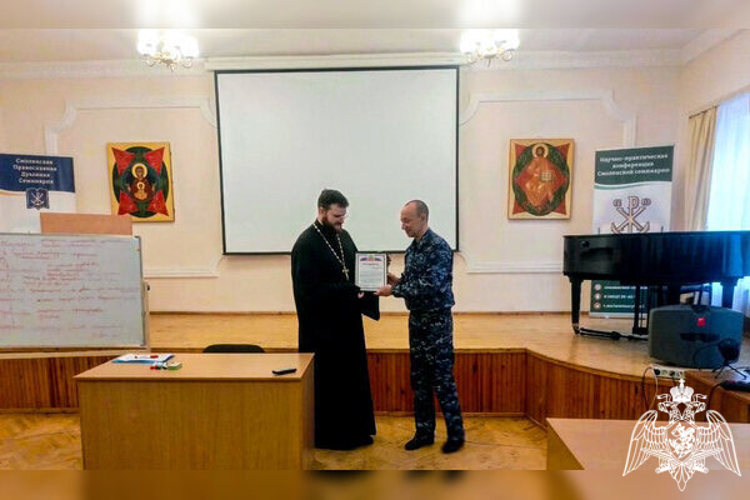 В Смоленске росгвардейцы встретились с преподавателем духовной семинарии