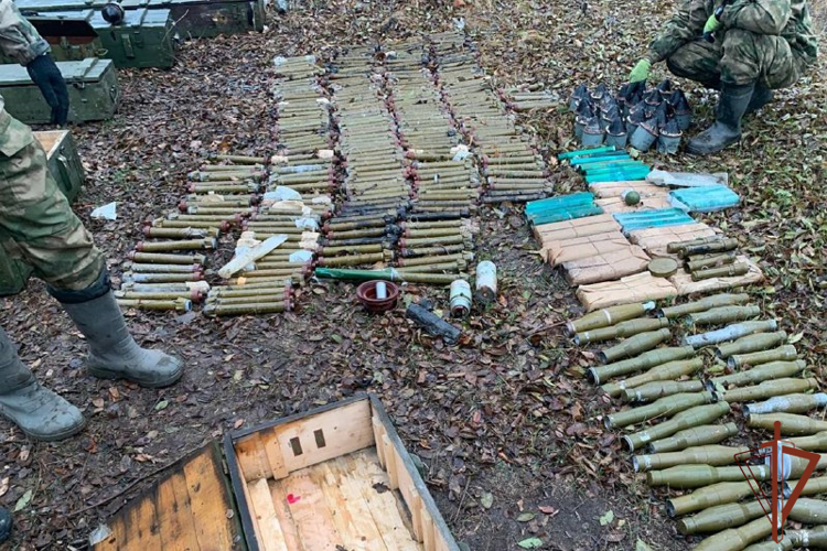 Росгвардейцы и сотрудники военной контрразведки обнаружили схрон с боеприпасами в ДНР
