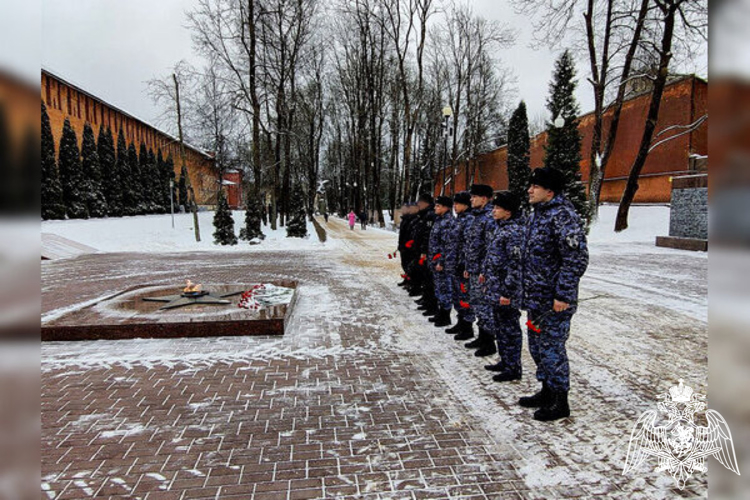  В Смоленске росгвардейцы возложили цветы  в память о Героях Сталинградской битвы 