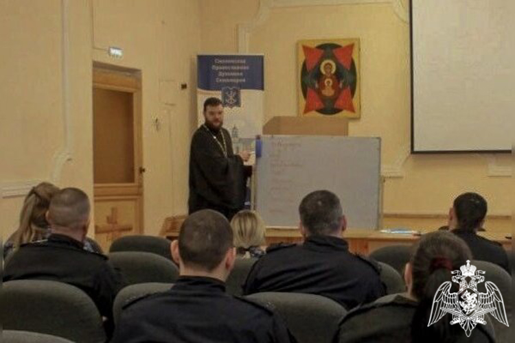 В Смоленске росгвардейцы встретились с преподавателем духовной семинарии