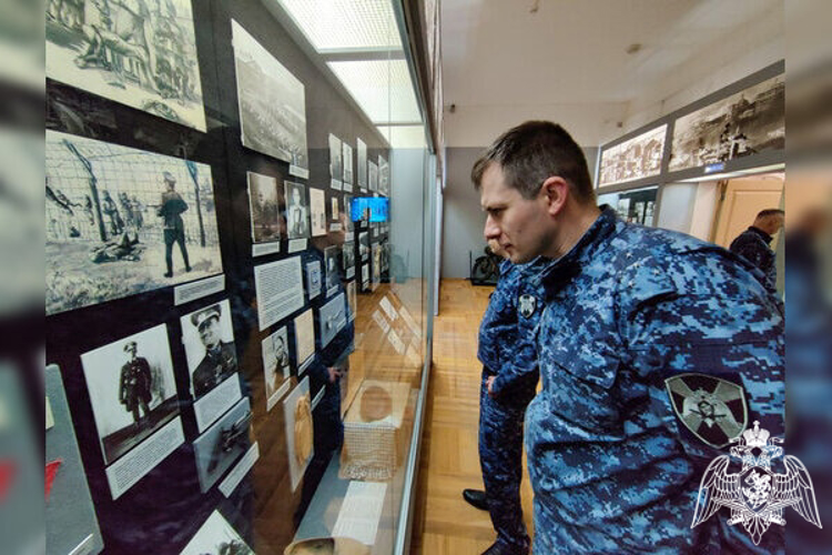  В Смоленске росгвардейцы возложили цветы  в память о Героях Сталинградской битвы 