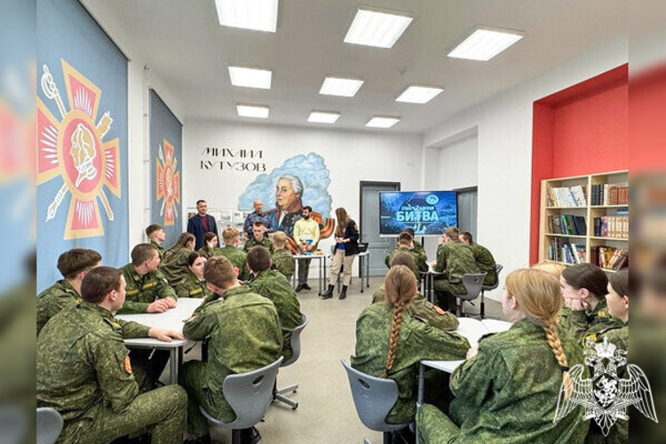 В Смоленске росгвардейцы провели тематический урок, посвященный годовщине Сталинградской битвы