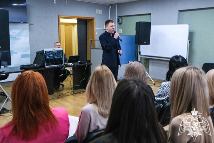 В Смоленске военнослужащие и сотрудники Росгвардии поздравили женский коллектив ведомства с Международным женским днем
