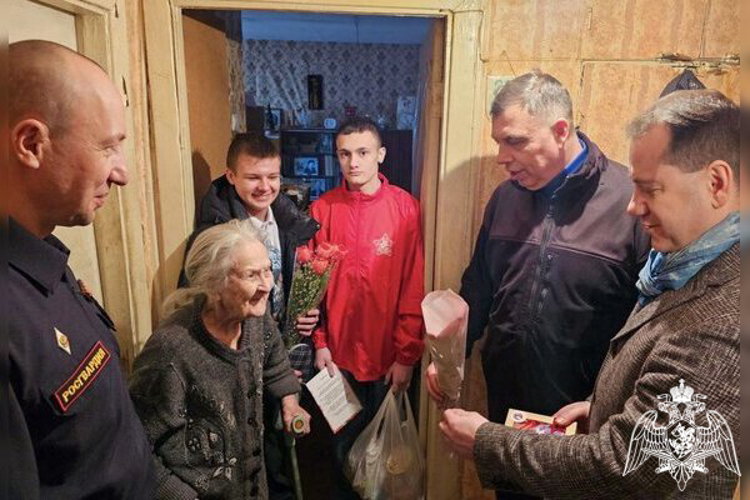 В Смоленске офицер Росгвардии поздравил ветеранов Великой Отечественной войны с 8 марта