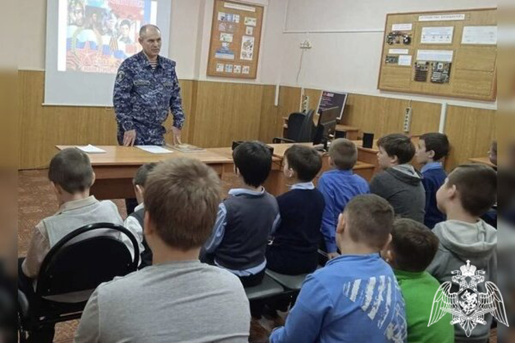 В Смоленской области офицер Росгвардии провел урок мужества