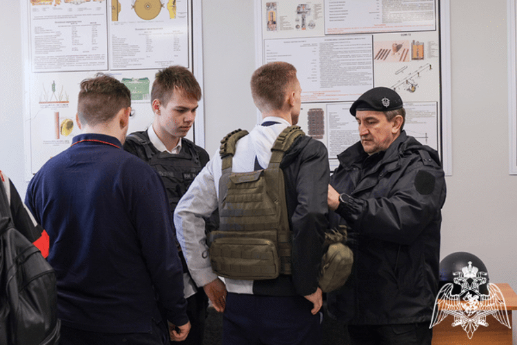В Смоленске сотрудники спецподразделений Росгвардии  провели день открытых дверей