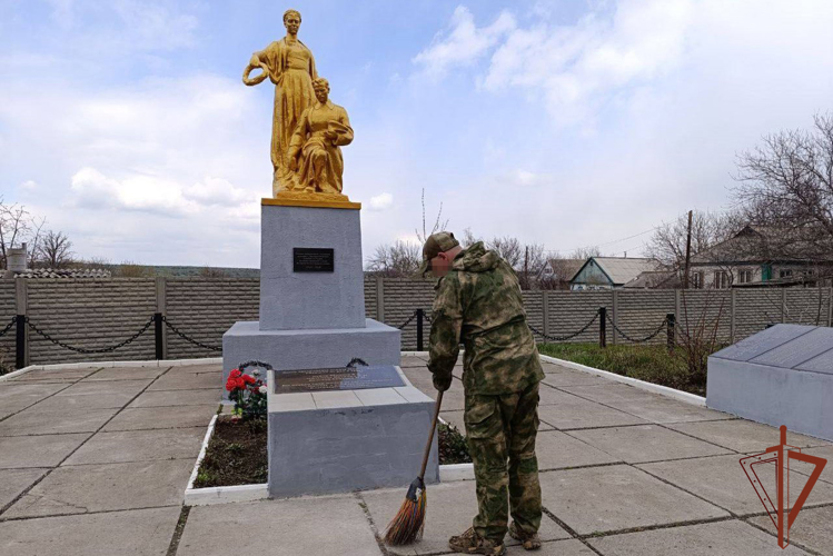 В ЛНР росгвардейцы благоустраивают памятники и места захоронений героев Великой Отечественной войны