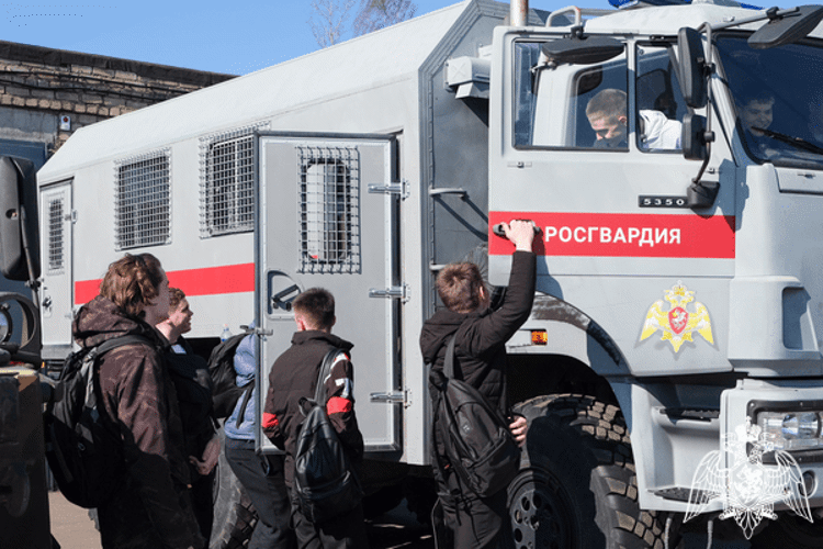В Смоленске сотрудники спецподразделений Росгвардии  провели день открытых дверей