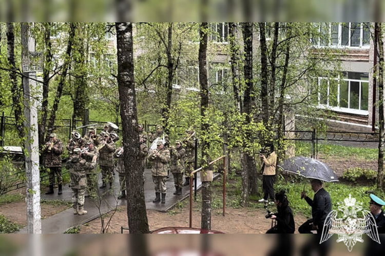 Военнослужащие Росгвардии присоединились к акции «Парад у дома ветерана»
