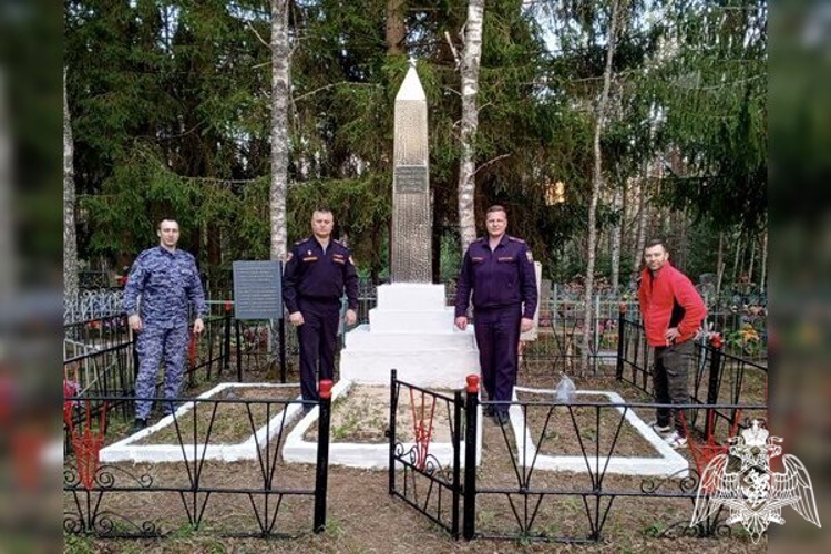 Росгвардейцы в Смоленской области привели в порядок памятники защитникам Родины