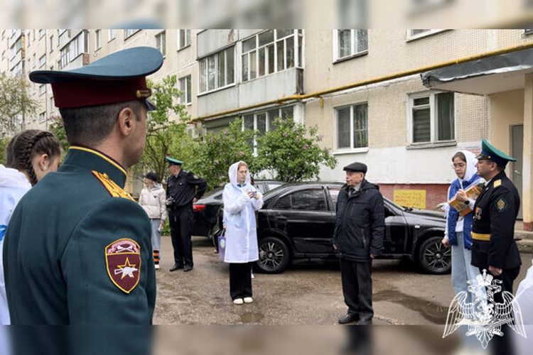 Военнослужащие Росгвардии присоединились к акции  «Парад у дома ветерана»