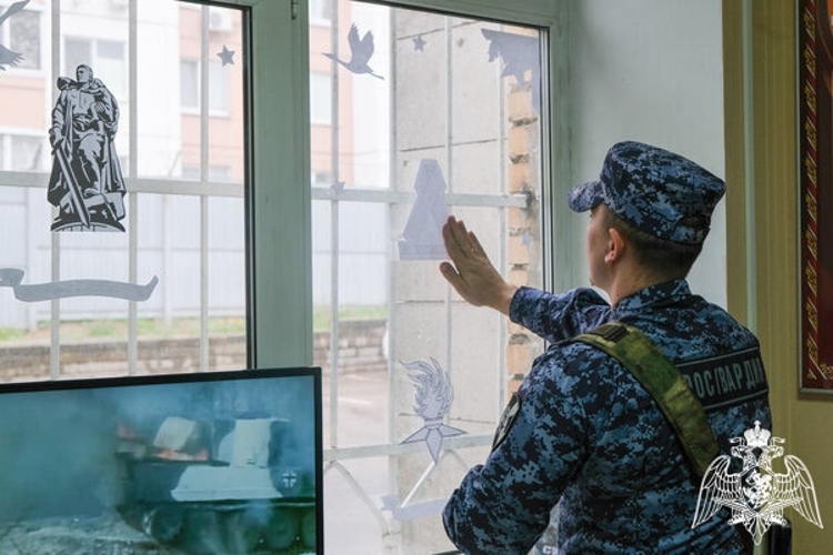 В Смоленской области росгвардейцы поддержали акцию «Окна Победы»