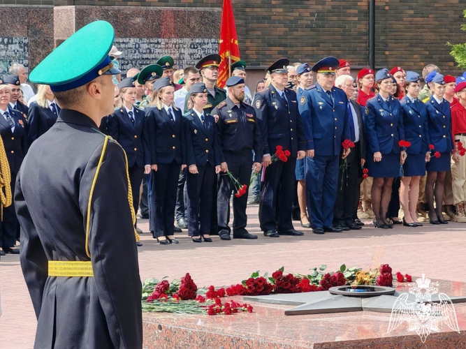 В Смоленске сотрудники и военнослужащие Росгвардии приняли участие в торжественном митинге