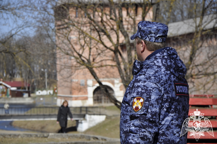 За неделю сотрудники Росгвардии более 100 раз выезжали  по сигналу «тревога» в Смоленской области