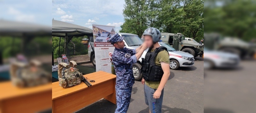 Росгвардейцы в Вязьме организовали выставку вооружения и техники 