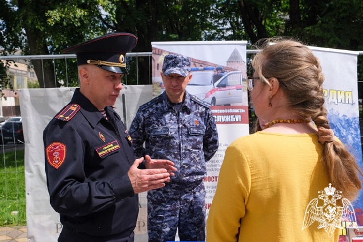 В Смоленске росгвардейцы приняли участие в «Ярмарке вакансий»