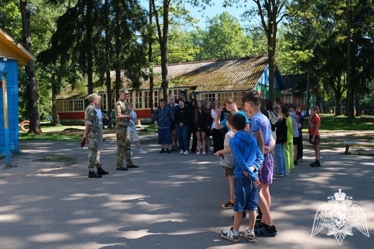 В Смоленской области росгвардейцы побывали  в гостях в детском лагере 