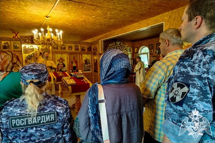 В День Крещения Руси смоленские росгвардейцы приняли участие в торжественном богослужение