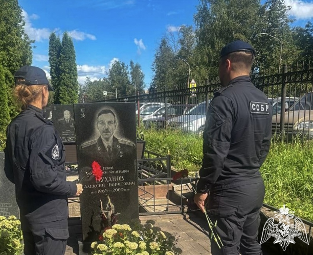 В Смоленске сотрудники Росгвардии почтили память  Героя России Алексея Буханова
