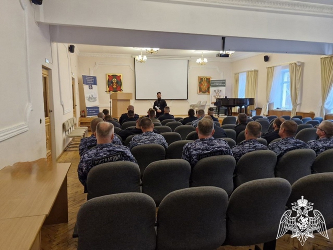 В Смоленске росгвардейцы встретились с преподавателем духовной  семинарии 